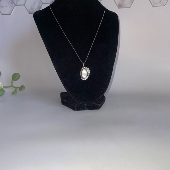 Vintage R.E. Lee Navajo Sterling Silver and Mother of Pearl Pendant Necklace - Picture 1 of 9